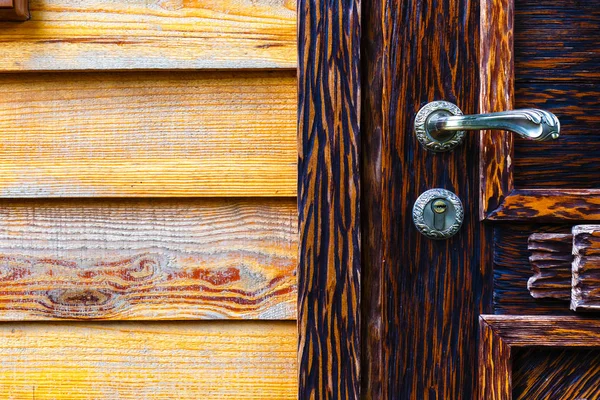 Teil der Wand mit geschlossenem Holztürhintergrund. — Stockfoto