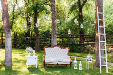 Tören süslemeleri restoranında açık havada düğün.