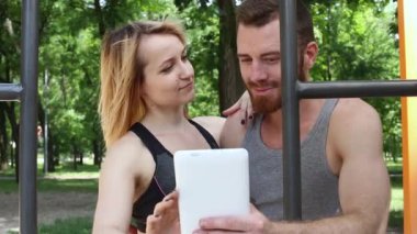 Tablet pc bilgisayar açık havada tutan mutlu genç Çift