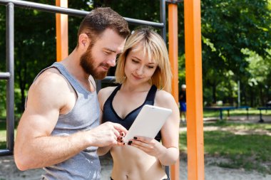 Genç çift browsing belgili tanımlık enterne beyaz tablet P