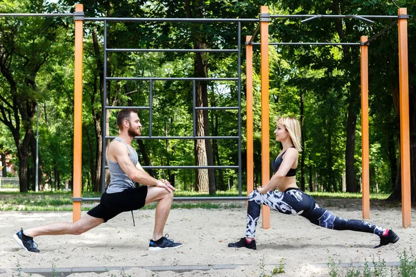 Sportif sarışın kız ve sakallı adam ısınma önce eğitim