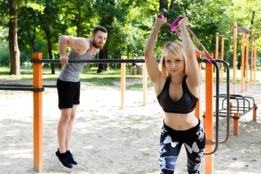 Eğitim bir parkta önce sportif çift Isınma 