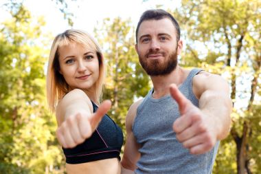 Genç atletik kız ve sakallı adam arıyorsunuz camer eğitim