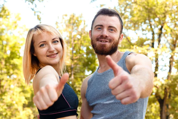 Genç atletik kız ve sakallı adam arıyorsunuz camer eğitim