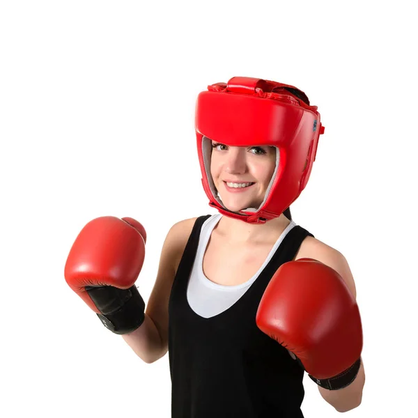 Ung brunett kvinna i röd boxning handskar och hjälm att göra impa — Stockfoto