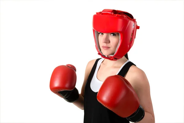 Joven morena mujer en guantes de boxeo rojo y casco haciendo impa —  Fotos de Stock