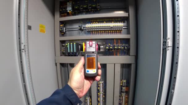 Ingenjör kontrollerar den gas nivån av personlig gas analyzer Dräger på hans arbetsplats i Siemens Plc skåpet. Åtgärd kamera Pov shot. — Stockvideo