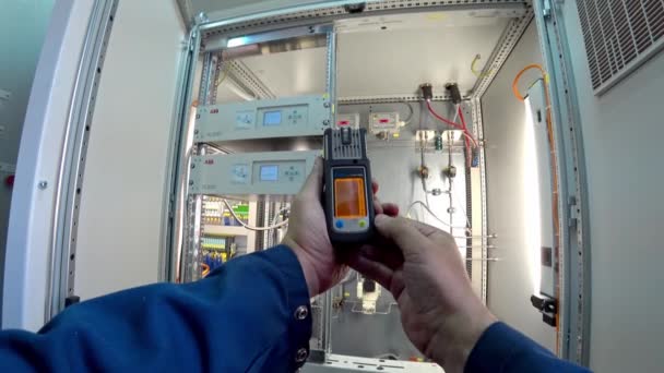 Ingenieur controleert de gas-niveau van de persoonlijke gas analyzer Dräger op zijn werkplek in het kabinet-Siemens Plc. Actiecamera Pov schot. — Stockvideo