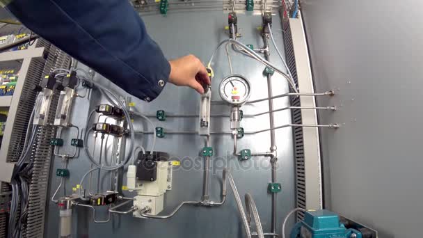 Ingenieur passt die Gasdurchflussrate am Rotor im Schaltschrank der Gasanalyseanlage in der Industrieanlage an. Action-Kamera pov shot. — Stockvideo