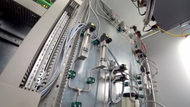 Ingenieur past de gasstroom op rotameter in schakelkast van het gassysteem van de analyse op de fabrieksinstallaties. Actiecamera Pov schot. — Stockvideo