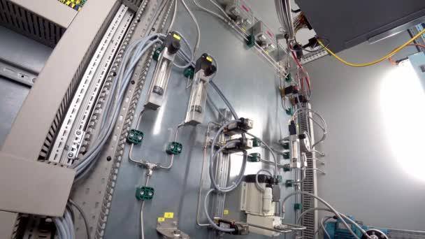 Ingenieur past de gasstroom op rotameter in schakelkast van het gassysteem van de analyse op de fabrieksinstallaties. Actiecamera Pov schot. — Stockvideo