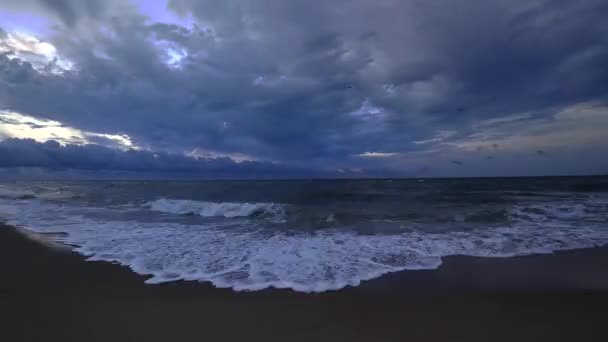 Wolken, die in der Dämmerung den blauen Himmel über dem Meer überqueren. Zeitraffer, Weitwinkel. — Stockvideo