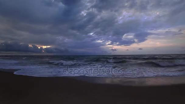 Nuages traversant le ciel bleu au-dessus de la mer au crépuscule. Temps écoulé, grand angle . — Video