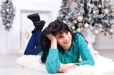 Güzel genç kadın yerde kapalı bir christmas yalan 