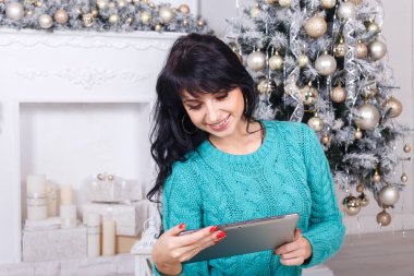 Kapalı Noel decoratio oturan güzel beyaz kadın