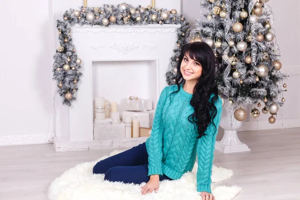 İçeride oturan uzun saçlı çekici genç esmer kadın