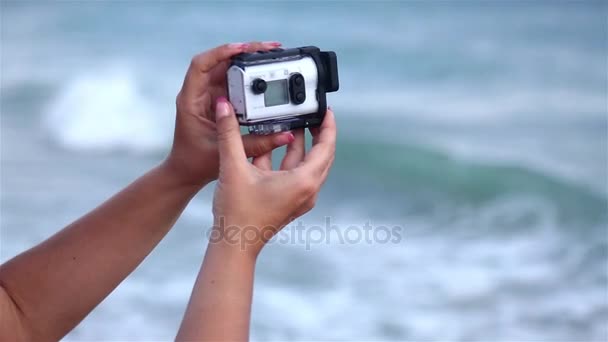 Perempuan tangan menembak video dengan Sony Action Cam X3000 — Stok Video