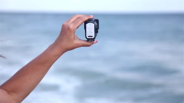Ženská ruka, natáčení videa s Sony Action Cam X3000 — Stock video