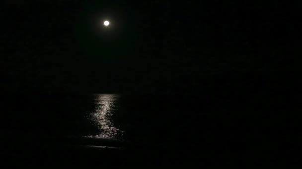 Luna piena e raggio di luna in mare di notte . — Video Stock