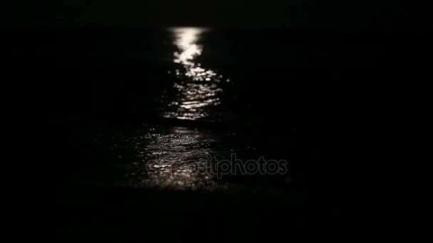 Moonbeam i havet på kvällen närbild. — Stockvideo