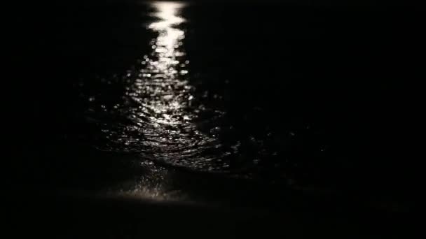 Moonbeam no mar à noite close up . — Vídeo de Stock