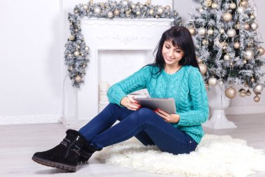 İçeride oturan uzun esmer saçlı neşeli beyaz kadın