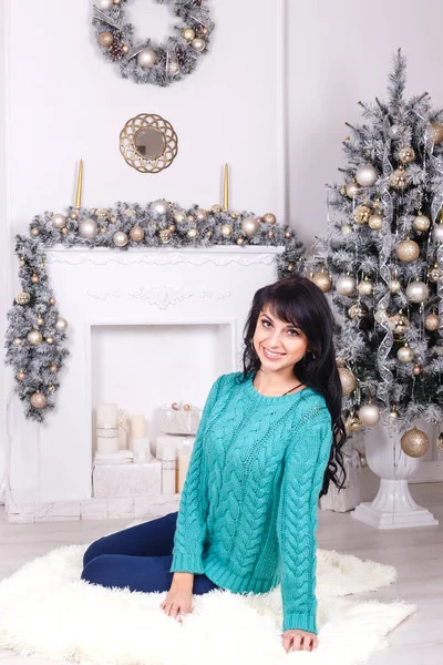 Çekici genç kadın uzun saçlı kapalı bir yere oturmak