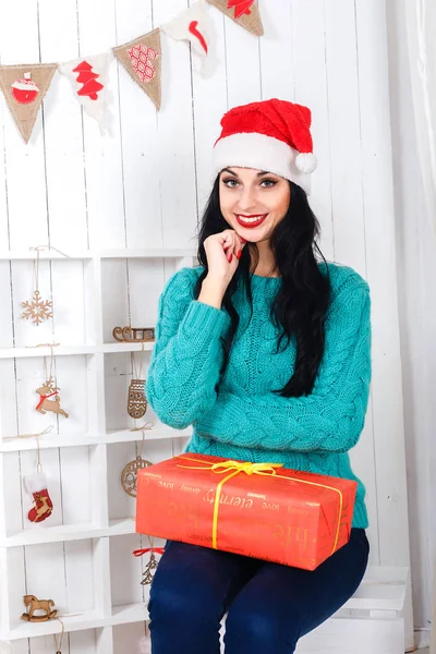 Süslenmiş Noel içinde oturan mutlu İspanyol genç kadın Inter