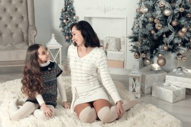 İki güzel kız, anne ve kızı Christm bir katta siting