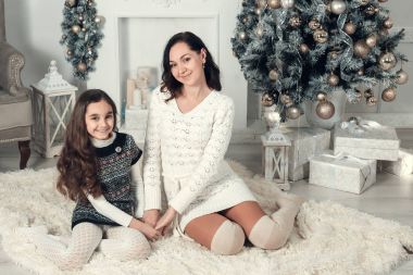 İki mutlu kız, anne ve kızı İsa'nın bir katta siting