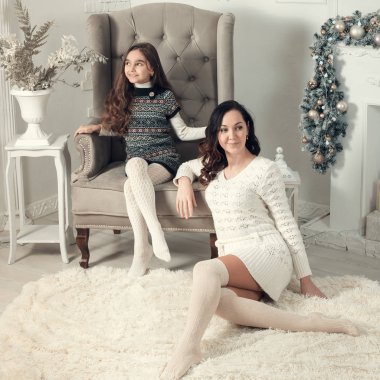 İki güzel kız, anne ve kızı Chris bir katta siting