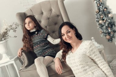 İki güzel kız, anne ve kızı Ch bir katta siting