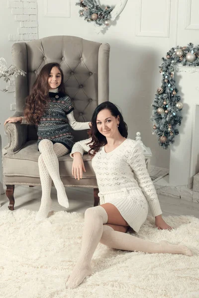 İki neşeli kız, anne ve kızı Chr bir katta siting