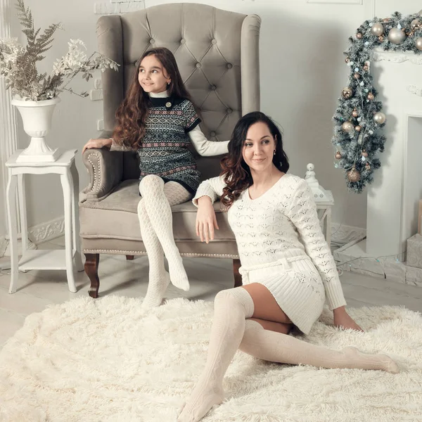 İki güzel kız, anne ve kızı Chris bir katta siting