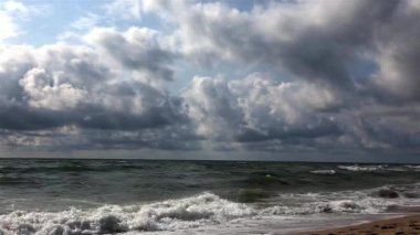 Dalgalar ve bulutlar deniz kumlu plaj, bulutlu, Rüzgar fırtınası kovalayan.