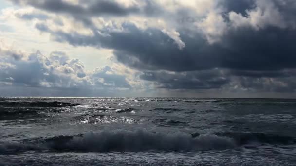 风暴在沙质海滩，阴云密布，风追逐海浪、 云层. — 图库视频影像