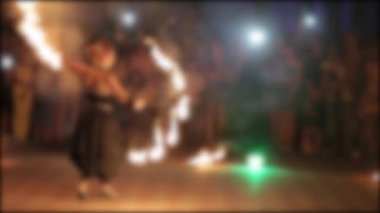 İnanılmaz fireshow genç bir kadın ve bir adam tarafından. Arka plan için bulanık çerçeve.