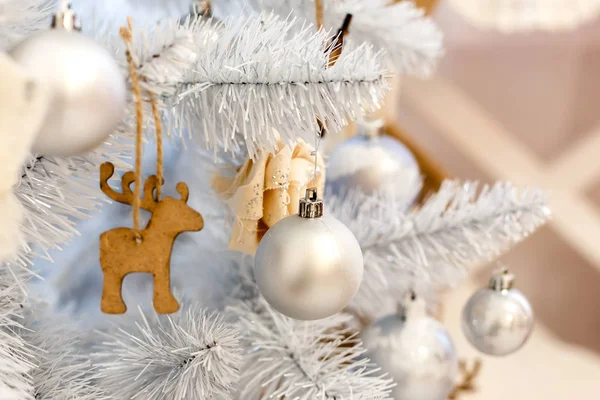 Λευκά Χριστούγεννα διακοσμήσεις μπάλες κρέμονται ένα διακοσμητικό Καστανόχρους — Φωτογραφία Αρχείου