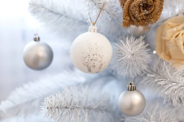 Boules de décorations de Noël blanches suspendues sur un blanc décoratif — Photo