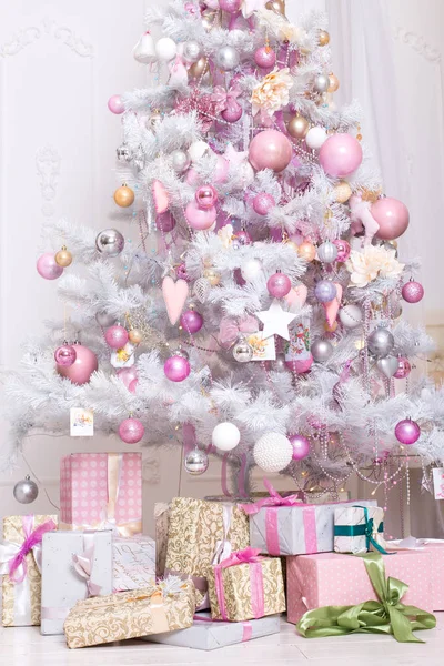 Giftboxes, ροζ και λευκά Χριστουγεννιάτικα στολίδια, μπάλες κρέμονται σε — Φωτογραφία Αρχείου