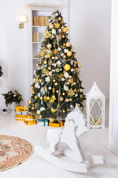 Ξύλινο παιχνίδι άλογο, giftboxes, χρυσές μπάλες Χριστουγεννιάτικες διακοσμήσεις — Φωτογραφία Αρχείου
