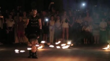 Genç kadın ve adam bir sokakta inanılmaz fireshow.