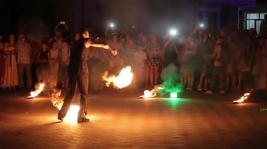 Genç kadın ve adam bir sokakta inanılmaz fireshow.