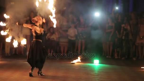 Καταπληκτικό fireshow από νεαρή γυναίκα και ο άνθρωπος σε ένα δρόμο. — Αρχείο Βίντεο