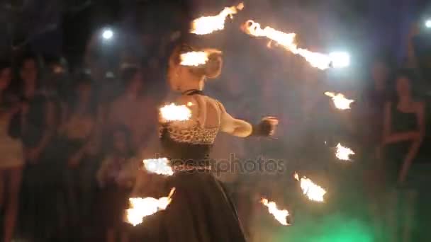 Erstaunliche Feuershow von jungen Frau und Mann auf einer Straße. — Stockvideo