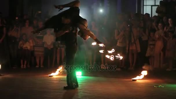 Erstaunliche Feuershow von jungen Frau und Mann auf einer Straße. — Stockvideo