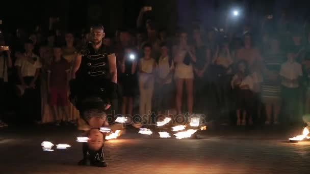 Erstaunliche Feuershow von jungen Frau und Mann auf einer Straße. — Stockvideo