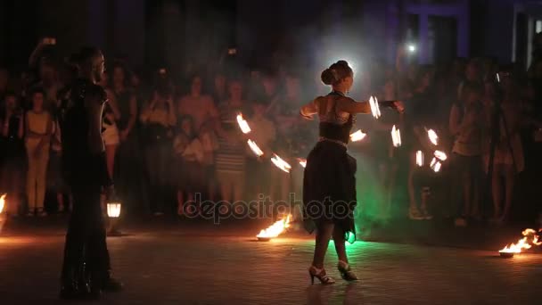 Καταπληκτικό fireshow από νεαρή γυναίκα και ο άνθρωπος σε ένα δρόμο. — Αρχείο Βίντεο