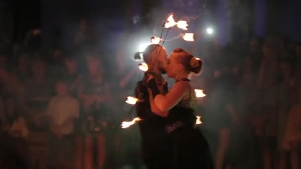 Erstaunliche Feuershow von jungen Frau und Mann auf einer Straße. — Stockvideo