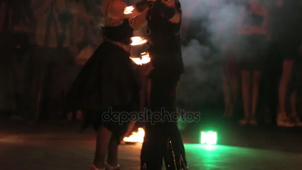 Erstaunliche Feuershow von jungen Frau und Mann auf einer Straße. — Stockvideo